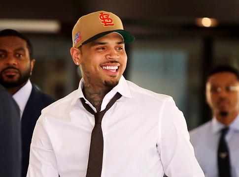 Chris Brown bűnösnek vallotta magát a londoni klubverekedés ügyében