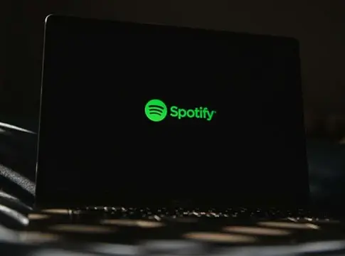 A Spotify már a zenei bevételek harmadáért felel – szigorítások és új ígéretek jönnek