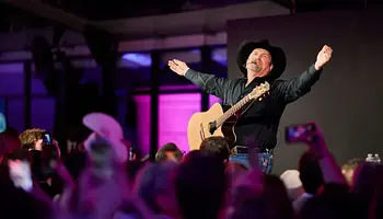 Garth Brooks a National Archives előtt ünnepelt – 200 millió eladott albummal és milliárdos katalóguspletykák mellett
