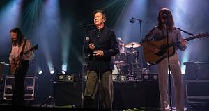 Rick Astley beugrott a Blossoms mellé a Tramlinesen – együtt szólt a Joke About Divorce