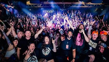 Reddit szétcincál egy EDM-tömegfotót: AI‑Generated vagy csak béna Photoshop?