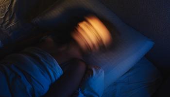 Hét alattomos ok, amiért mostanában nem alszol rendesen – és nem a telefon az