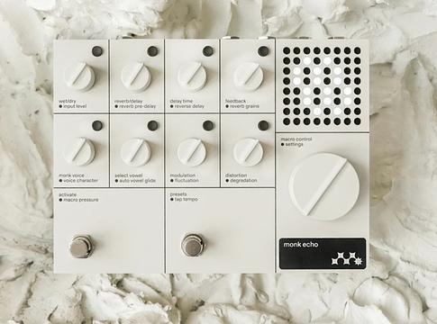 Mentha Works Monk Echo: szerzetesi énekek ihlette sztereó multi-FX pedál Rigából