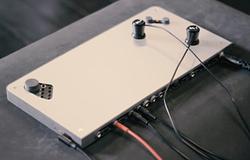 KOMA Elektronik bemutatja a Haloplane-t, elektromágneses mikro-loop samplerrel