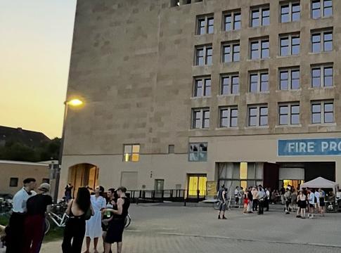 A berlini klubkollektívák ismét birtokba vehetik a Tempelhofer Feld történelmi tűzoltóházát