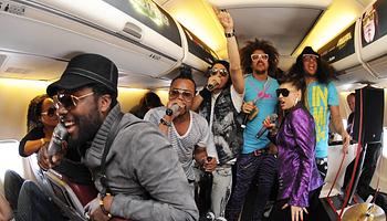 Kitiltást kockáztatnak a hangosan zenét hallgató utasok a United Airlines járatain