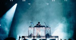 Aaron Hibell koncertélménnyé emeli a Synchronicity Tourt