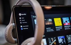 Spotify-botrány: Elhunyt művészek nevében jelentek meg AI által generált dalok