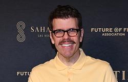 TikTok: moderátori hiba miatt maradhatott tovább élő Perez Hilton önsértő közvetítése