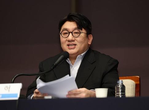 Utazási tilalom Bang Si-Hyuk, a HYBE elnöke ellen