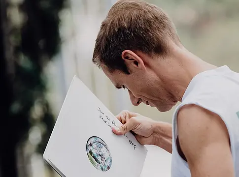 Armin van Buuren bakelites trance szettel hangol az ibizai rezidenciára