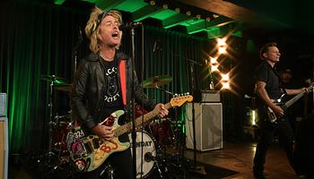 Green Day váratlan minikoncertet adott a Nimrods premier utáni buliján LA-ben
