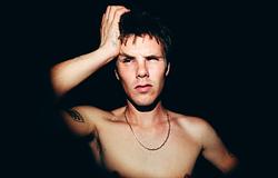 Cruz Beckham bemutatta két új kislemezét: „Optics” és „Lick The Toad”