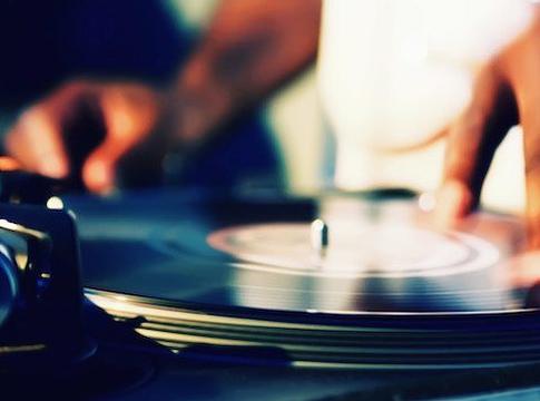 Bakelit a pult mögött: valódi érték vagy új korlát a klubkultúrában?