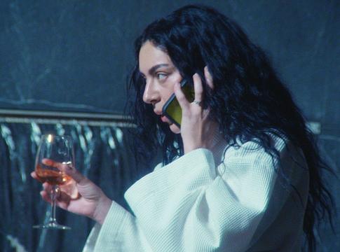 Charli XCX új oldala: érkezik a The Moment mockumentary premierje