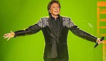 Barry Manilow halasztja májusi Las Vegas-i fellépéseit, de júniusra és júliusra bizakodó