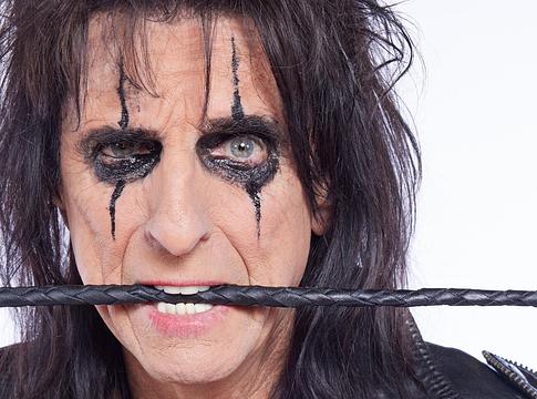 Alice Cooper önéletrajzi könyvet ad ki „Devil On My Shoulder” címmel