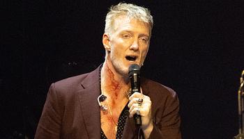 Josh Homme a 10 ezer dolláros bírság ellenére is rágyújtott a detroiti Ford Fielden