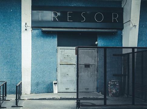 Támadás és szökés a Tresor előtt: bilincsben szökött meg egy férfi Berlinben