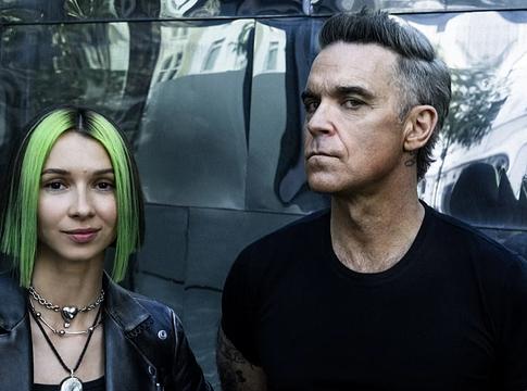 Robbie Williams és Miss Monique közös trackje végre megjelent