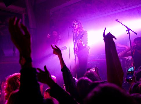 Blossoms: tíz év a debüt óta, az új lemezen a playfulness a vezérfonal