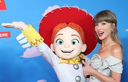 Taylor Swift és Randy Newman duettben adta elő a You’ve Got A Friend In Me-t a Toy Story 5 premierjén