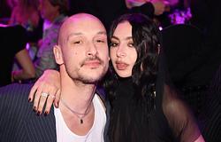 Charli XCX és George Daniel titkos londoni esküvője