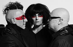 Puscifer: sötétebb hangzás, derűsebb üzenet a „Normal Isn’t” albumon