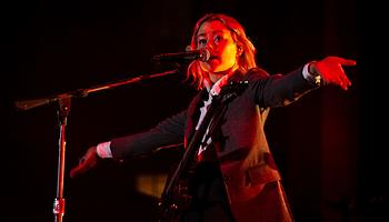 Phoebe Bridgers telefonmentes jótékonysági estje a Madison Square Gardenben, odaszólt az ICE-nak