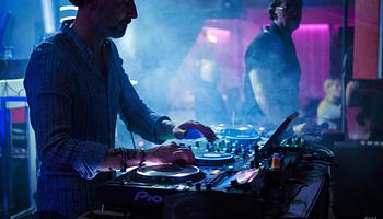 Flow a tánctéren és a képernyőn: mi köti össze a techno-szetteket és a digitális szórakoztatást