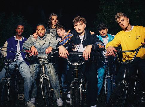 Simon Cowell új fiúbandája névvitába keveredett