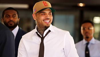 Chris Brown garázdaságban bűnösnek vallotta magát a londoni klubos üvegütés ügyében
