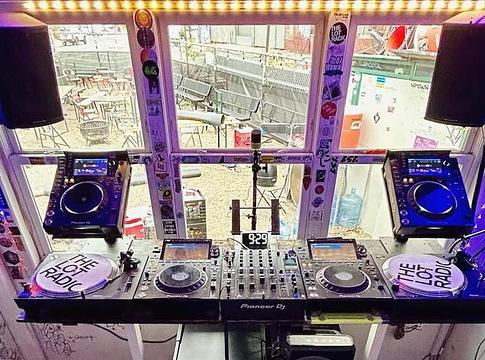 Megújult weboldallal erősít a The Lot Radio