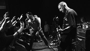 A Babyshambles 11 év után újra színpadon – felejthetetlen visszatérés Hastingsben