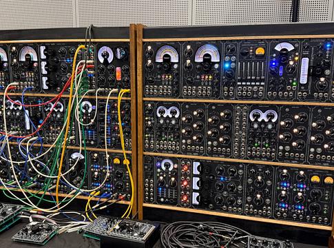 SynTesla MegaHertz: Hans Zimmer 5U-s szörnyének stúdióbarát leszármazottja – első benyomások