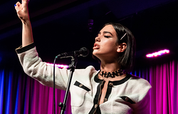 Dua Lipa 15 millió dollárra perli a Samsungot jogosulatlan felhasználás miatt