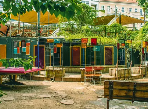 66 órás bulival ünnepli 19. születésnapját a berlini Renate