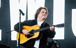 Lewis Capaldi a női popelőadókról: „Nekik minden részlet számít, mi meg csak felmegyünk egy pólóban”