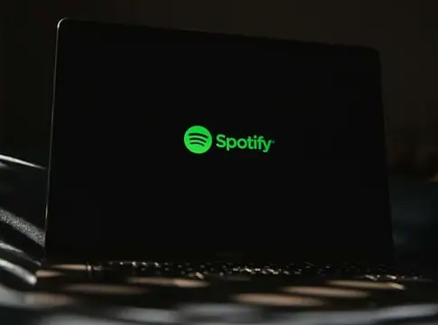 Újabb áremelés és extra funkciók jöhetnek a Spotify-nál