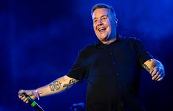 A Dropkick Murphys frontembere Macklemore mellett állt ki