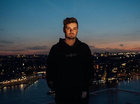 Megérkezett Martin Garrix és a U2 közös Fireflies videója