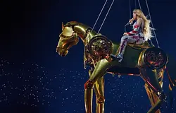 Beyoncé arany lovon szállt a közönség fölé – új szintre lépett a Cowboy Carter turné
