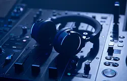 Megérkezett az AlphaTheta HDJ-F9 vezeték nélküli DJ-fejhallgató