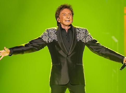 Barry Manilow halasztja májusi Las Vegas-i fellépéseit, de júniusra és júliusra bizakodó