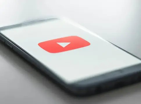 A YouTube AI-alapú életkor-becsléssel védené a fiatal felhasználókat