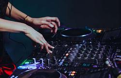 Új TikTok szabályok: búcsút inthetnek a DJ-k a LIVE szetteknek?