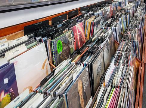 Rejtélyes “mystery vinyl” bUKkant fel boltokban – lelassított énekkel, név nélkül