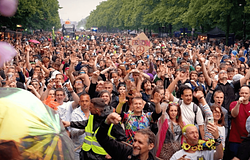 Rave The Planet 2025: 200 000 ember táncolt az esőben Berlinben