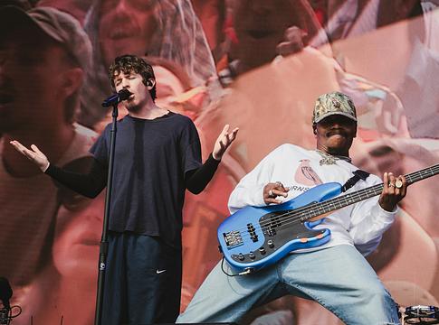 Turnstile-koncert: egy rajongó hatalmasat ugrott a színpadról, miközben kitört a káosz