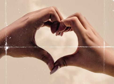 A túlzott szerénység tönkreteheti a szerelmi életed – legalábbis online